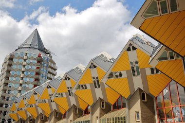 Rotterdam, Hollanda - 31 Mayıs 2019: Küp evler (Kijk Kubus), mimari sıradışı açısal küp şeklindeki apartman bloğu, Oudehaven Limanı yakınında bulunan, arka planda Kalem binası (Het Potlood) ile