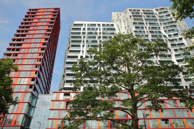 Rotterdam, Hollanda - 31 Mayıs 2019: Mauritsweg caddesi boyunca bulunan modern binalar (Kruisplein yakınlarında)