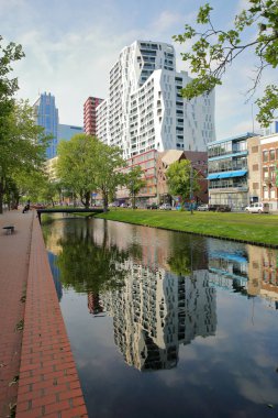 Rotterdam, Hollanda - 31 Mayıs 2019: Mauritsweg caddesi boyunca Westersingel kanalına yansıyan modern binalar (Kruisplein yakınlarında)