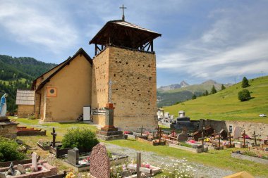 Kilise Saint Romain Hamlet Molines en Queyras, ön planda mezarları ve arka planda Rochebrune Dağı Zirvesi, Queyras bölgesel Tabiat Parkı, Güney Alpleri, Fransa