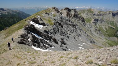 Saint veran ve Ceillac (Cristillan) iki vadilerine bakan bir dağ sırtı boyunca yürüyüş, kar ile kaplı bir Montain aralığı ile (Pelvoux Dağı) arka planda, Queyras bölgesel Tabiat Parkı, Güney Alpleri, Fransa