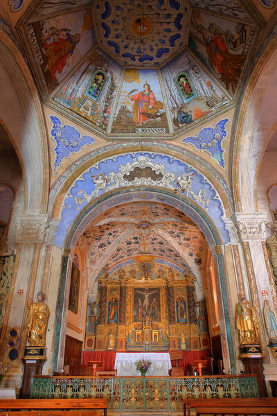 АБРАСС, КЕЙРАС, ФРАНЦИЯ - 29 июня 2019 года: Цветной интерьер церкви Сен-Пьера (и Сен-Антуана), украшенной иконами и расположенной в деревне Абрис, региональный природный парк Кейрас, Южные Альпы
