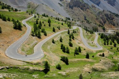 Izoard Güney tarafı sarma yolu (bisikletçiler için ünlü), Queyras bölgesel Tabiat Parkı, Güney Alpleri, Fransa, Avrupa, Hautes Alpes ile geçer
