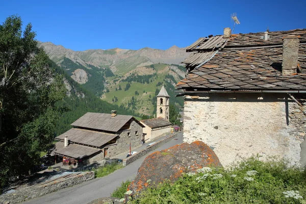 Case Tetti Tradizionali Con Chiesa Reformee Saint Veran Parco Naturale — Foto Stock