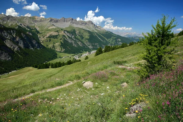 Paisaje Verde Sobre Saint Veran Pueblo Con Cordillera Bosques Pinos —  Fotos de Stock