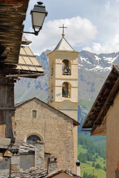 Traditionele Houten Huizen Kerk Saint Veran Dorp Met Bergketen Bedekt — Stockfoto