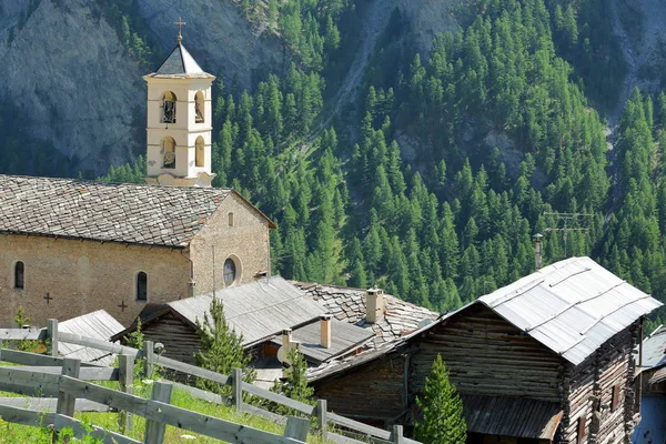 Casas Telhados Tradicionais Com Igreja Esquerda Saint Veran Parque Natural — Fotografia de Stock