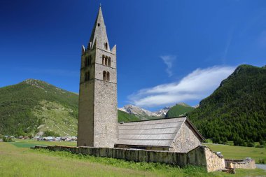 Ceillac Köyü ile Sainte Cecile Kilisesi, arka planda kar kaplı çam ağacı ormanları ve dağ aralığı, Ceillac, Queyras Regional Tabiat Parkı, Güney Alpleri, Fransa