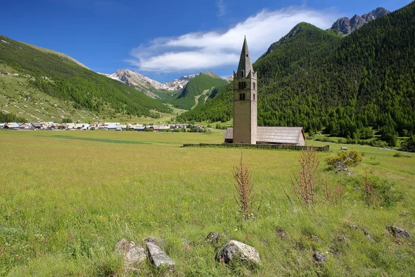Sainte Cecile Kirche Mit Deckendorf Kiefernwälder Und Schneebedecktes Gebirge Hintergrund — Stockfoto