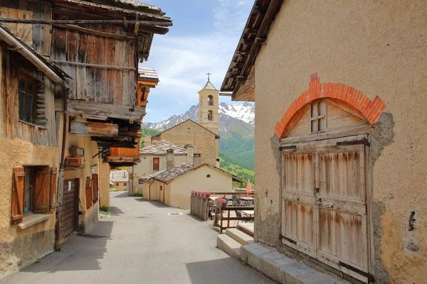 Traditionelle Holzhäuser Und Die Kirche Dorf Saint Veran Mit Schneebedeckter — Stockfoto