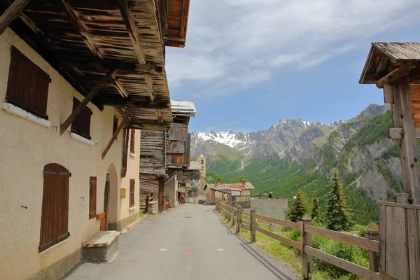Traditionelle Holzhäuser Und Die Kirche Dorf Saint Veran Mit Schneebedeckter — Stockfoto