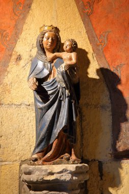 Maastricht, Hollanda - 03 Ağustos 2019: Saint Servatius Bazilikası'nın manastırında bulunan Meryem Ana heykeli ve bir çocuk, 11.