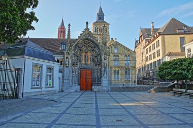 Saint Servatius bazilikası kuzey girişi, giriş kapısı etrafında oymalar ile, Limbourg, Maastricht, Hollanda