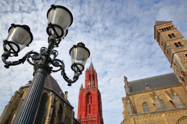 Maastricht'in merkez meydanı Vrijthof, Maastricht, Hollanda'da bulunan Saint Servatius ve Sint Janskerk kilisesinin bazilikası