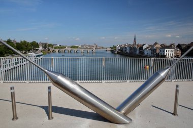 Hoge Brug, Arka planda 13.