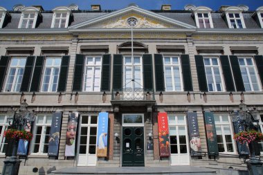 Maastricht, Hollanda - 04 Ağustos 2019: Vrijthof Meydanı'ndaki Theater aan het Vrijthof'un dış cephesi (1805 tarihli)
