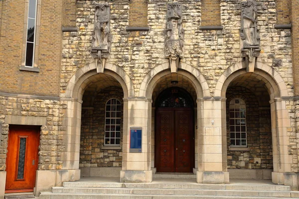 マーストリヒト オランダ 2019 彫刻とレンキュレント通りに位置する大学 法学部 への正面玄関 — ストック写真