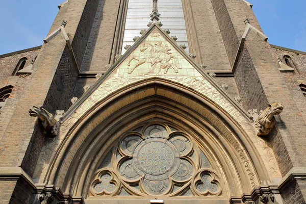 Közeli Sint Martinuskerk Templom Bejáratánál Wyck Negyedben Vízköpők Faragványok Limbourg — Stock Fotó