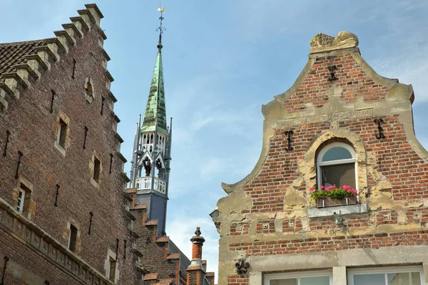 Typische Architectuur Van Huisgevels Aan Grote Gracht Street Limburg Maastricht — Stockfoto