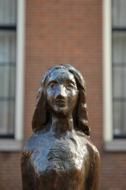 Amsterdam, Hollanda - 17 Temmuz 2019: Anne Frank Anıtı, Prinsengracht kanalı boyunca Westerkerk kilisesinin önünde yer alan