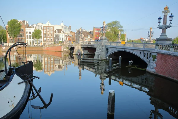 Bâtiments Patrimoniaux Tortueux Colorés Péniches Surplombant Rivière Amstel Avec Des — Photo