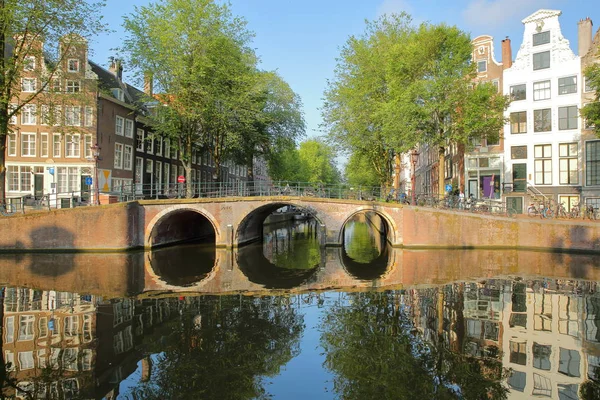Bâtiments Patrimoniaux Tortueux Colorés Pont Donnant Sur Canal Herengracht Avec — Photo