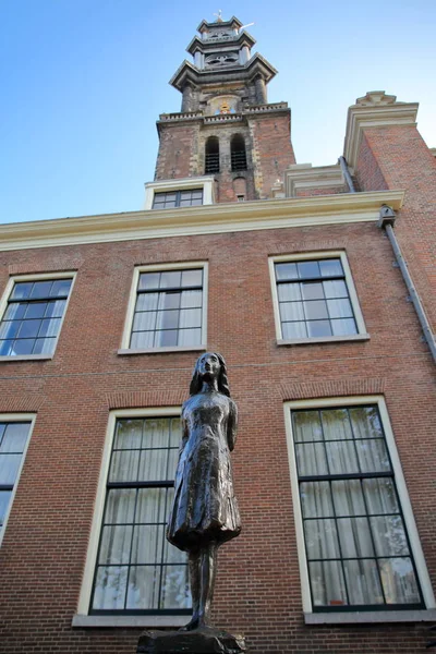 荷兰阿姆斯特丹 2019年7月17日 弗兰克纪念碑 位于普林森格拉希特运河畔的韦斯特克尔克教堂前 — 图库照片
