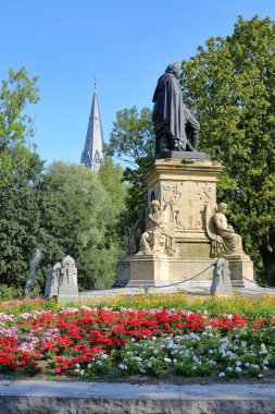Joost van den Vondel heykeli (1867 yılında açıldı), heykeltıraş Louis Royer tarafından tasarlanan ve Vondelpark içinde bulunan, Amsterdam, Hollanda. Anıt renkli çiçeklerle çevrilidir.