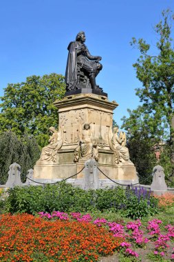 Joost van den Vondel heykeli (1867 yılında açıldı), heykeltıraş Louis Royer tarafından tasarlanan ve Vondelpark içinde bulunan, Amsterdam, Hollanda. Anıt renkli çiçeklerle çevrilidir.