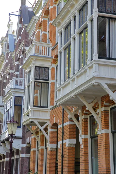 五颜六色的传统建筑和阳台 位于荷兰阿姆斯特丹冯德尔帕克旁边的范埃根兰街 — 图库照片