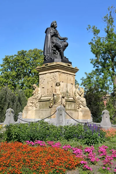 Joost van den Vondel heykeli (1867 yılında açıldı), heykeltıraş Louis Royer tarafından tasarlanan ve Vondelpark içinde bulunan, Amsterdam, Hollanda. Anıt renkli çiçeklerle çevrilidir.