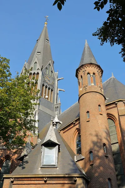 冯德尔克教堂 由建筑师Pjh Cuypers于1870年设计 于1880年完工 位于荷兰阿姆斯特丹冯德尔帕克附近的冯德斯特拉特街 炮塔和花环的特写 — 图库照片