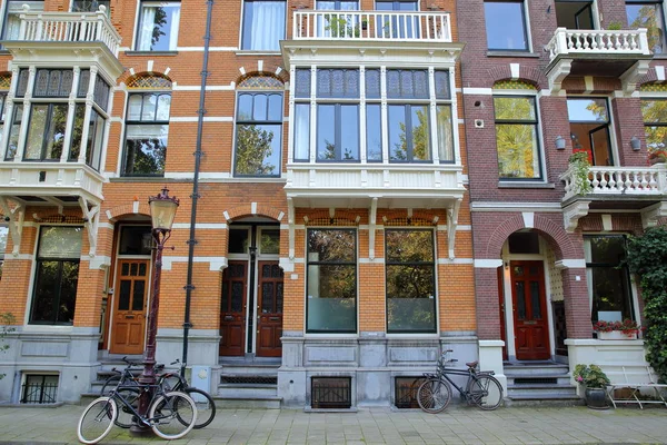 Kleurrijke Erfgoedgebouwen Balkons Gelegen Aan Van Eeghenlaan Straat Naast Het — Stockfoto