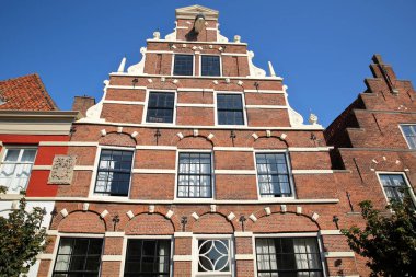 Hollanda'nın Naarden kentinin içindeki Cattenhage caddesiüzerinde bulunan oymalarla tarihi evlerin dış cephesi
