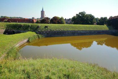 Arka planda Grote Kerk kilise ile Naarden, Hollanda şehrinin surları ve hendekleri