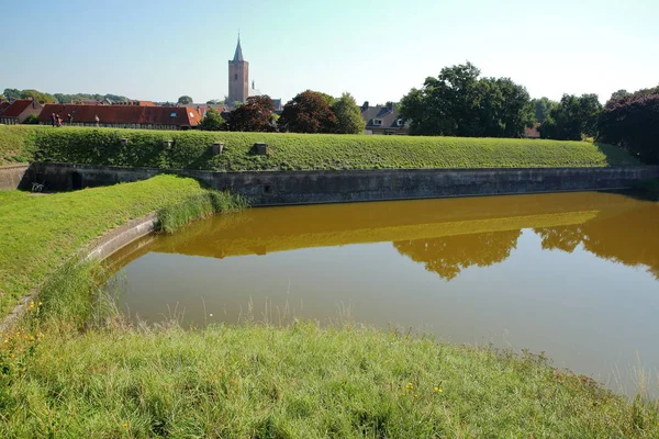 荷兰纳尔登市的防御工事和护城河 背景是格罗特 克尔克教堂 — 图库照片