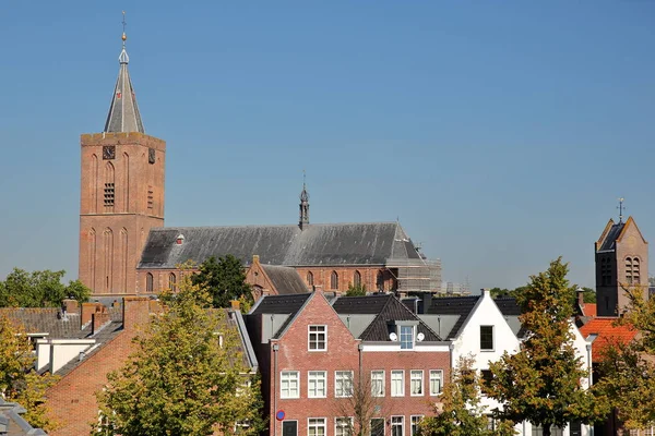Исторические Дома Расположенные Укрепленном Городе Наарден Нидерланды Часовой Башней Церкви — стоковое фото