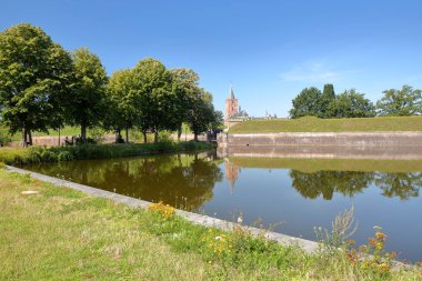 Arka planda Grote Kerk kilise ile Naarden, Hollanda şehrinin surları ve hendekleri