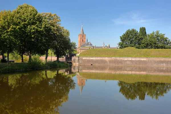 荷兰纳尔登市的防御工事和护城河 背景是格罗特 克尔克教堂 — 图库照片