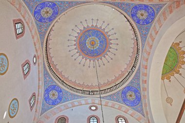 Saraybosna, Bosna-Hersek - 15 Eylül 2019: Bascarsija ilçesinde yer alan Gazi Husrev Begova Camii 'nin renkli namaz odası 