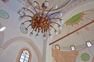 Saraybosna, Bosna-Hersek - 15 Eylül 2019: Bascarsija ilçesinde yer alan Gazi Husrev Begova Camii 'nin renkli namaz odası 