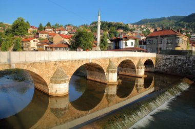 Miljacka Nehri 'ndeki Sehercehaja Köprüsü' nün mükemmel yansımaları, arka planda Alifakovac bölgesi, Saraybosna ve Bosna-Hersek