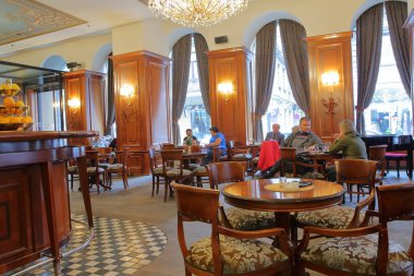 Saraybosna, Bosna-Hersek - 18 Eylül 2019: Avrupa Oteli içindeki Becka Kafana Kafe 'nin İçi