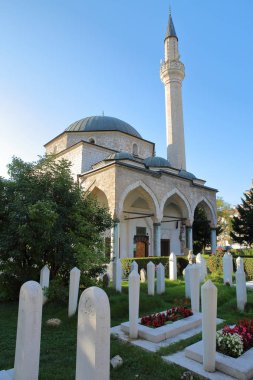 Saraybosna, Bosna-Hersek - 20 Eylül 2019: Ali Paşa 'nın Camii, ön planda mezar taşlarıyla