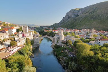 Mostar kenti Koski Mehmed Paşa Camii 'nden Eski Köprü (Stari Most), Neretva Nehri ve ortaçağ kenti Mostar, Bosna-Hersek
