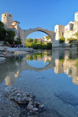 Neretva Nehri, Mostar, Bosna-Hersek kıyılarından bakıldığında Eski Köprü 'nün (Stari Most) yansımaları