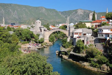 Eski Köprü (Stari Most), Neretva nehri ve ortaçağ kenti Mostar, Bosna-Hersek 'in Mostar kenti Lucki' nin en büyük köprüsünden izlendi.