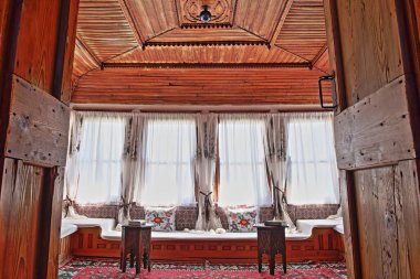 Mostar, Bosna-Hersek - 21 Eylül 2019: Müzeye dönüştürülmüş iyi korunmuş ahşap bir Osmanlı evi olan Muslibegoviç Evi 'nin (Kajtaz) içi