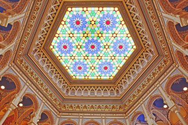 Saraybosna, Bosna-Hersek - 14 Eylül 2019: Vijecnica, eski Ulusal Kütüphane ve Belediye Binası 'nın renkli iç mekanı. Artık ulusal bir anıt, çeşitli olaylar için kullanılıyor..