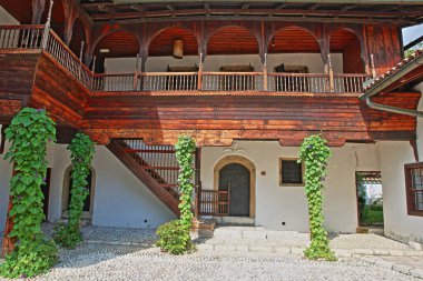 Saraybosna, Bosna-Hersek - 14 Eylül 2019: Svrzo 'nun Evi, 19. yüzyıl boyunca kentsel Müslüman bir ailenin yaşam tarzını temsil eden iyi korunmuş eski bir ahşap ev